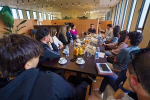 Menos despachos y más tazas: el alcalde de Vera se toma un café con sus jóvenes