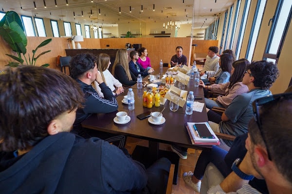 Menos despachos y más tazas: el alcalde de Vera se toma un café con sus jóvenes