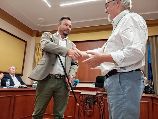 José Visiedo asume la alcaldía de Turre entre críticas a IU por su ausencia y emociones familiares