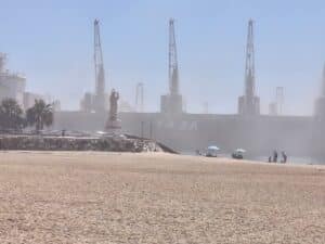 Vecinos de la playa de Vera pedirán a Puertos que cumpla la ley para evitar emisiones de polvo por el embarque de yeso en Garrucha Vecinos de la playa de Vera pedirán a Puertos que cumpla la ley para evitar emisiones de polvo por el embarque de yeso en Garrucha