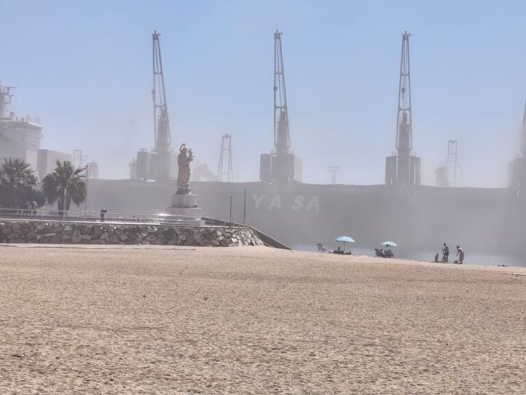 Vecinos de la playa de Vera pedirán a Puertos que cumpla la ley para evitar emisiones de polvo por el embarque de yeso en Garrucha