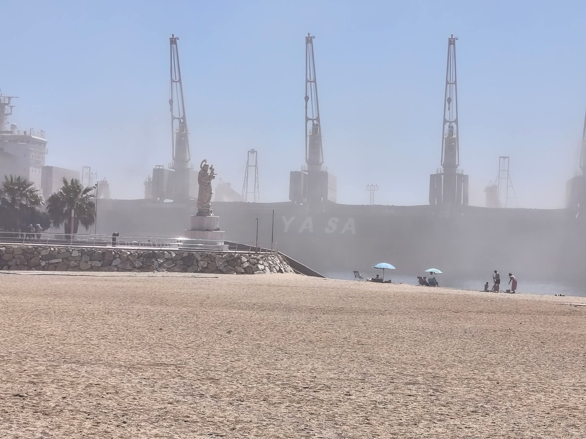 Vecinos de la playa de Vera pedirán a Puertos que cumpla la ley para evitar emisiones de polvo por el embarque de yeso en Garrucha