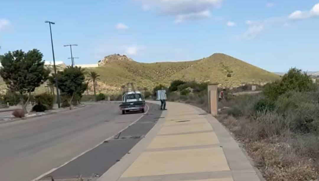 Un vecino de Vera graba cómo arrojan vidrios, lo denuncia y la Policía localiza al autor en horas