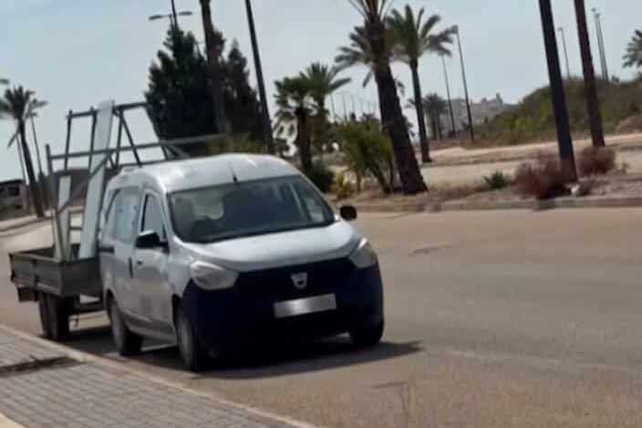 Un vecino de Vera graba cómo arrojan vidrios, lo denuncia y la Policía localiza al autor en horas Un vecino de Vera graba cómo arrojan vidrios, lo denuncia y la Policía localiza al autor en horas