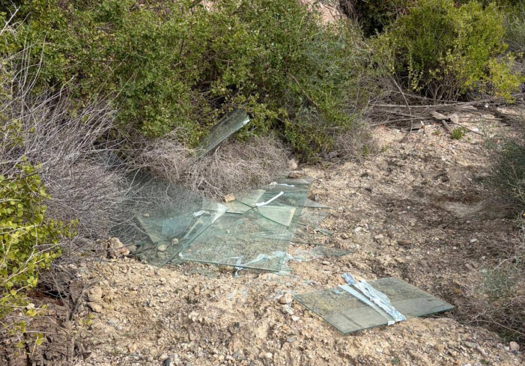 Un vecino de Vera graba cómo arrojan vidrios, lo denuncia y la Policía localiza al autor en horas Un vecino de Vera graba cómo arrojan vidrios, lo denuncia y la Policía localiza al autor en horas