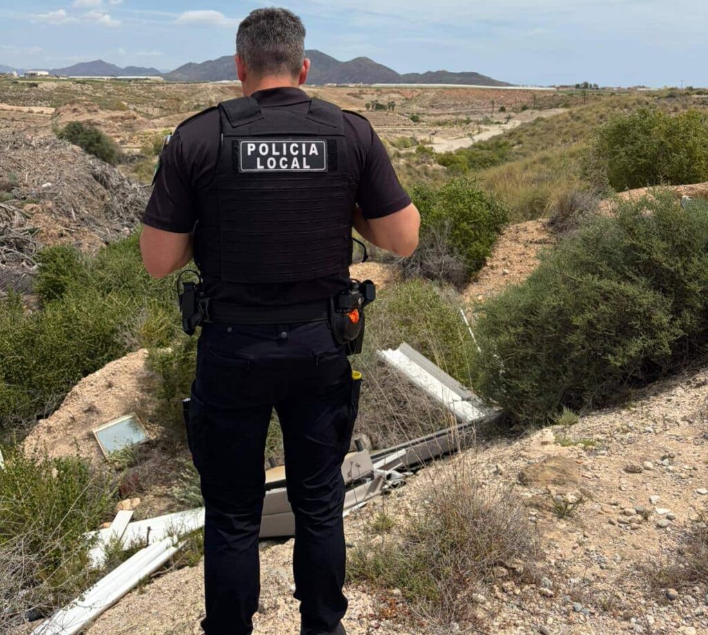 Un vecino de Vera graba cómo arrojan vidrios, lo denuncia y la Policía localiza al autor en horas Un vecino de Vera graba cómo arrojan vidrios, lo denuncia y la Policía localiza al autor en horas
