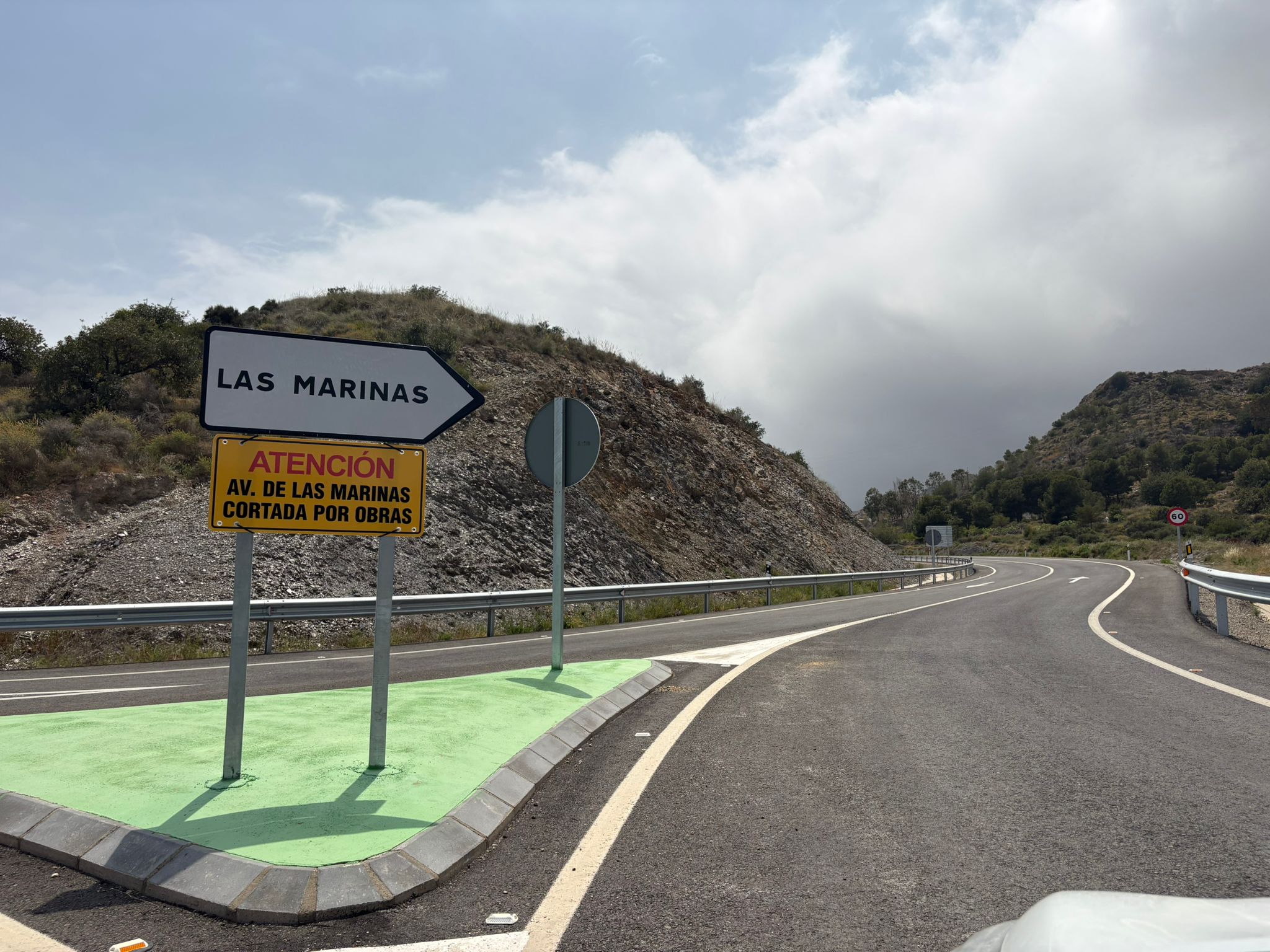 El soterramiento de cables corta accesos de la recién abierta ‘variante’ de Mojácar a la playa