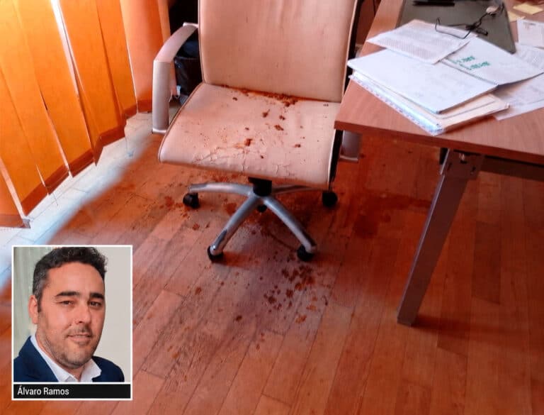Piden 18 meses de cárcel para la madre de un edil socialista de Garrucha por esparcir heces y orines en el despacho de Ramos
