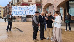 Manifestación en Huércal Overa contra la licencia de una granja de 2.499 cerdos a 300 metros de un colegio Manifestación en Huércal Overa contra la licencia de una granja de 2.499 cerdos a 300 metros de un colegio