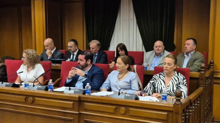 El alcalde pide la dimisión de María López por abstenerse en una ayuda de 100.000 € para Garrucha