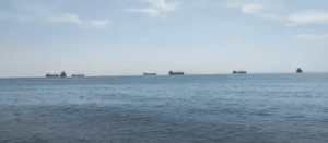 Presión vecinal para que Puertos limite el número de buques fondeados frente a la playa de Vera