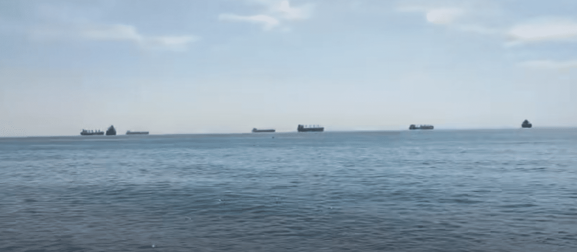 Presión vecinal para que Puertos limite el número de buques fondeados frente a la playa de Vera