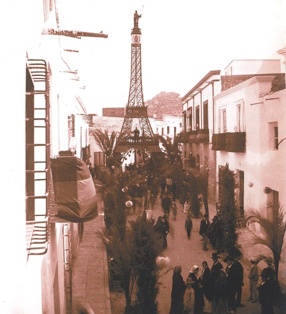 Una Torre Eiffel en la calle Mayor de Vera