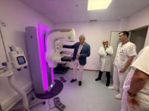 El nuevo mamógrafo 3D del hospital de Huércal Overa reduce molestias y evita segundas citas al integrar ecografía inmediata