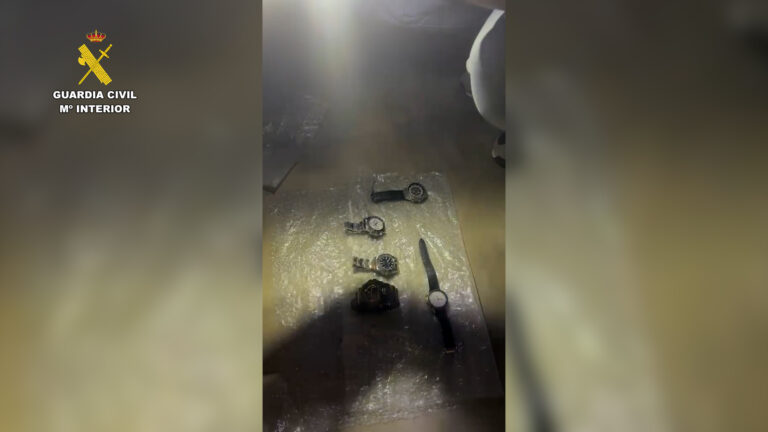 Detenido en Vera por alquilar un apartamento falso, llevar un arma y falsificar relojes de alta gama
