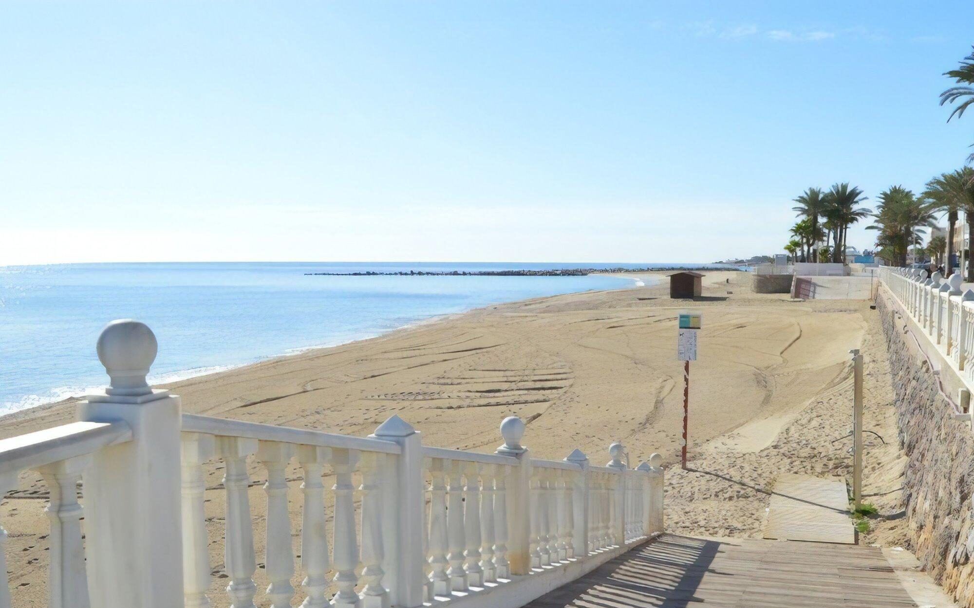 Costas cancela la aportación de arena a las playas de Garrucha por la aparición de praderas marina