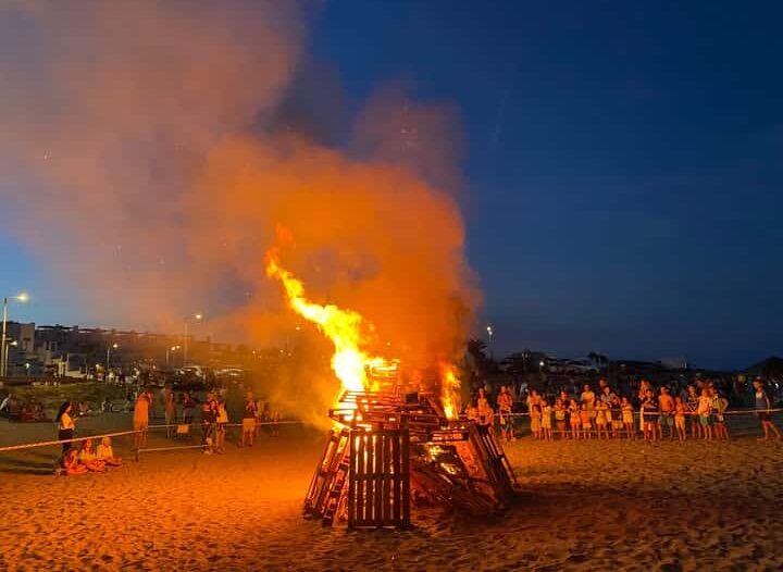 Decenas de intoxicados en las hogueras de San Juan en la playa de Mojácar