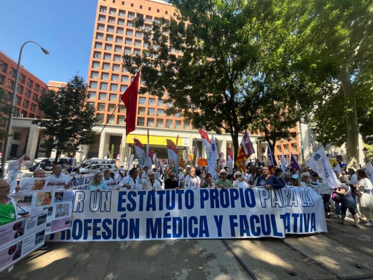 Casi la tercera parte de los médicos del Área Norte en huelga desde el lunes