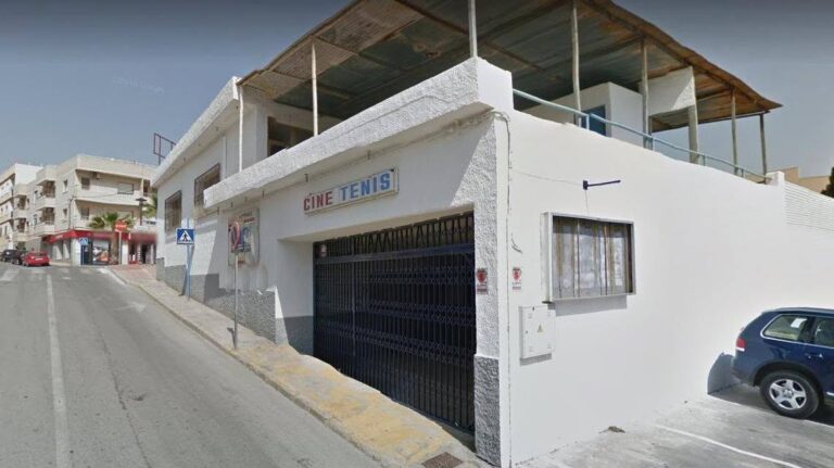 Garrucha recupera el cine de verano con una nueva terraza en terrenos públicos