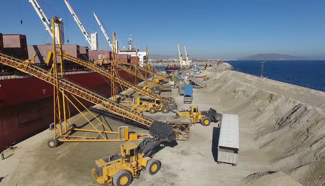 Vecinos de Garrucha denuncian “impunidad ambiental” por la carga de yeso a cielo abierto en el puerto