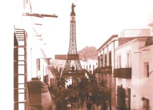 Una Torre Eiffel en la calle Mayor de Vera Una Torre Eiffel en la calle Mayor de Vera