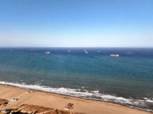 Presión vecinal para que Puertos limite el número de buques fondeados frente a la playa de Vera Presión vecinal para que Puertos limite el número de buques fondeados frente a la playa de Vera