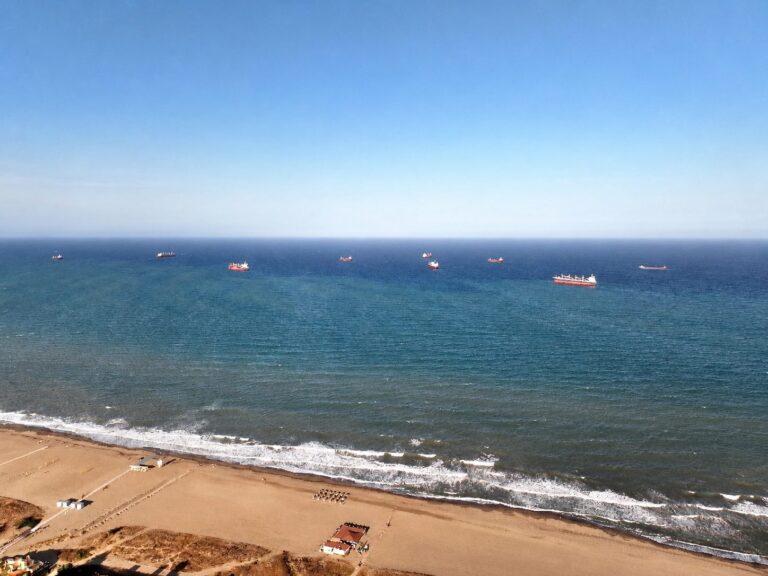 Presión vecinal para que Puertos limite el número de buques fondeados frente a la playa de Vera