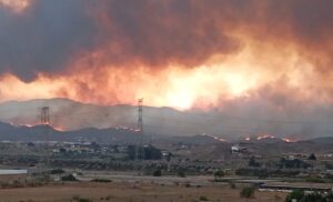Un centenar de vecinos desalojados por el incendio llegan a Lubrín, algunos con heridas Un centenar de vecinos desalojados por el incendio llegan a Lubrín, algunos con heridas