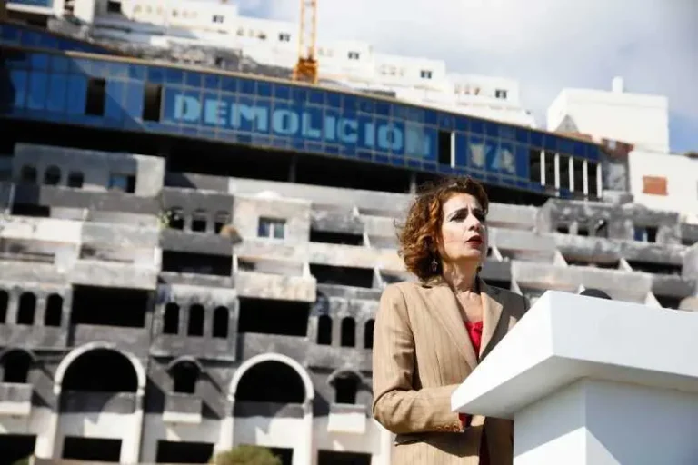 Montero: «Los concejales ausentes en la votación de la anulación de El Algarrobico serán expulsados del PSOE»