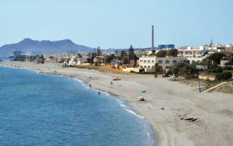 Resuelto el vertido en Carboneras, pendiente de análisis para reabrir la playa El Ancón