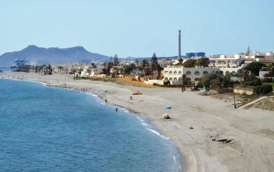 Resuelto el vertido en Carboneras, pendiente de análisis para reabrir la playa El Ancón