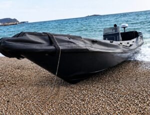 Una lancha rápida, de las que usan los narcos, aparece varada en Carboneras Una lancha rápida, de las que usan los narcos, aparece varada en Carboneras