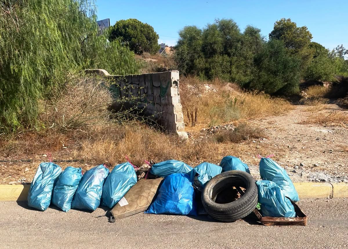 Vecinos de la playa de Vera limpian voluntariamente las calles ante el «abandono» del Ayuntamiento
