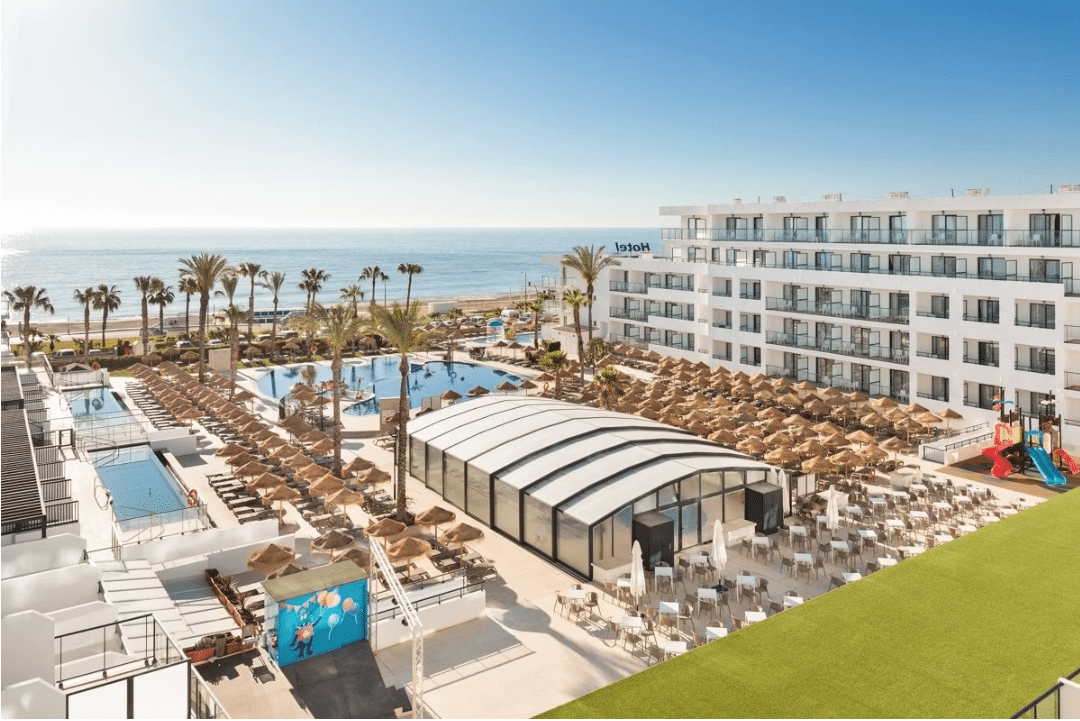 Plena ocupación hotelera este verano Mojácar sin reflejo en la restauración y el comercio local