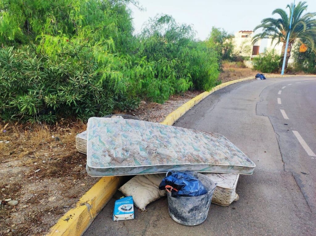 Vecinos de la playa de Vera limpian voluntariamente las calles ante el "abandono" del Ayuntamiento Vecinos de la playa de Vera limpian voluntariamente las calles ante el "abandono" del Ayuntamiento