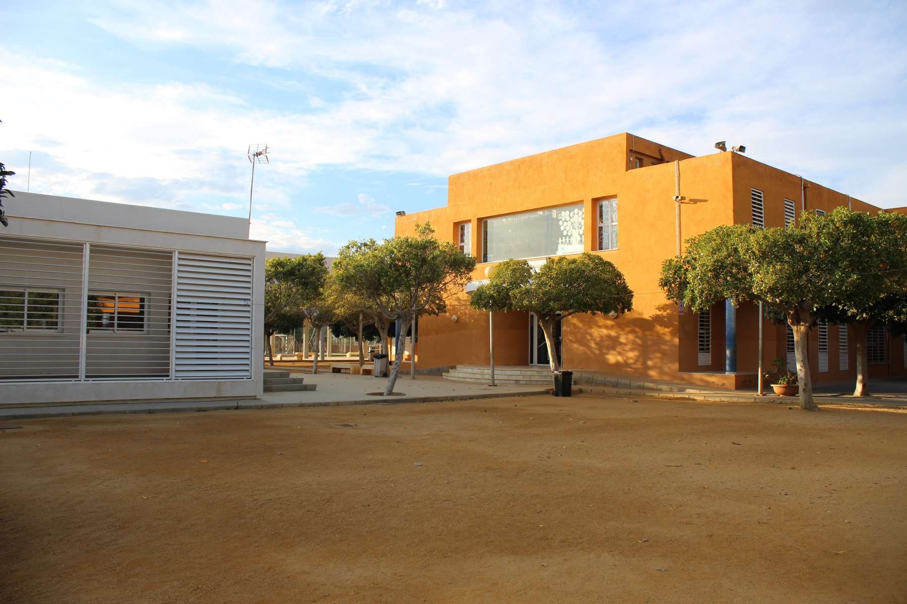 Los padres del IES de Garrucha «hartos» de que Educación les “toree”. Piden soluciones al deterioro del centro