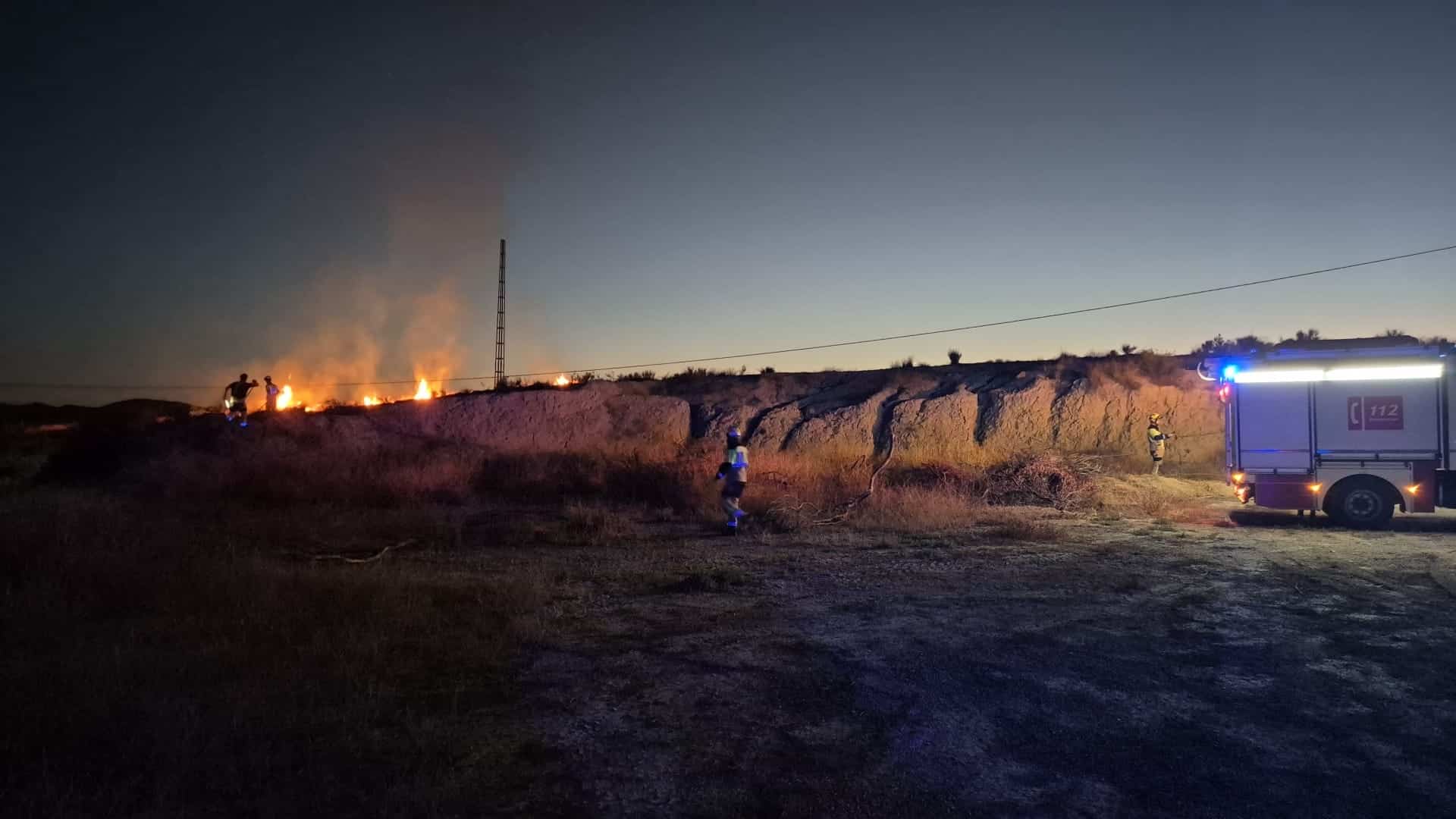 Captado en video el inicio de un fuego causado por un poste eléctrico en Huércal Overa