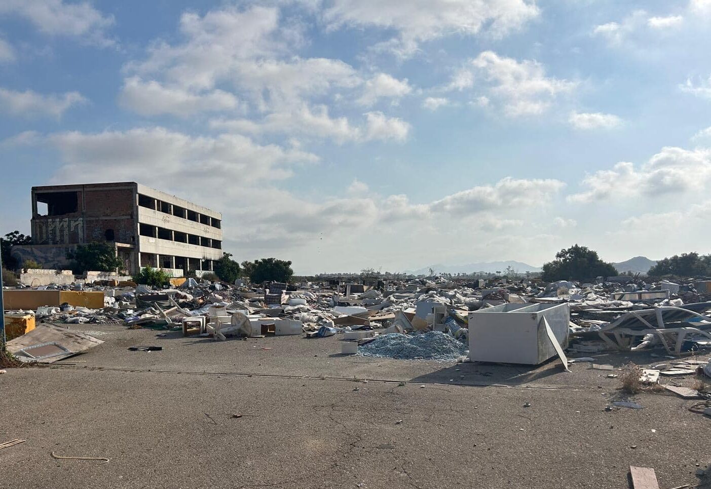 Las instalaciones de la antigua Belpesa en Vera convertidas en un vertedero ilegal
