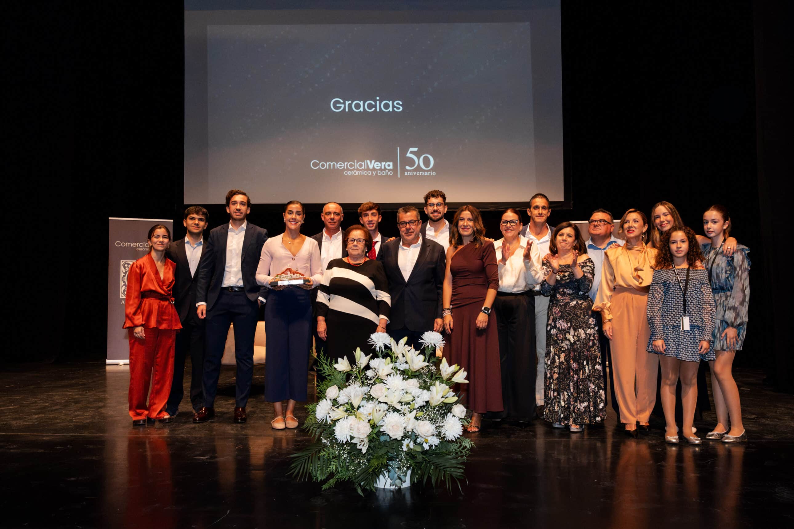 Comercial Vera reúne a más de 600 personas en la celebración de su 50 aniversario junto a Carolina Marín