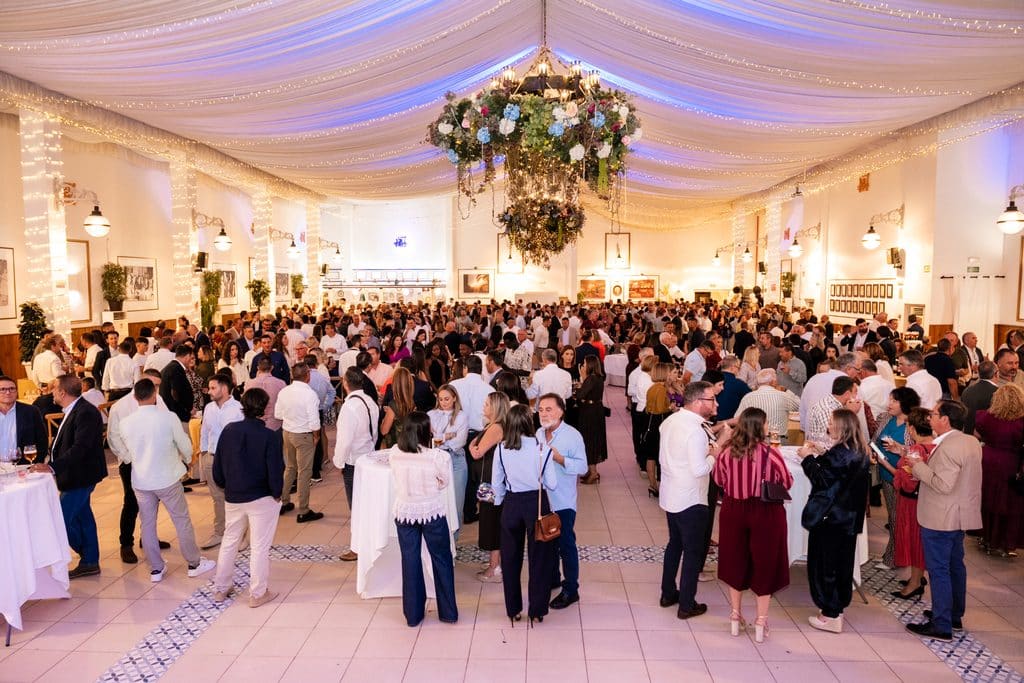 Comercial Vera reúne a más de 600 personas en la celebración de su 50 aniversario junto a Carolina Marín Comercial Vera reúne a más de 600 personas en la celebración de su 50 aniversario junto a Carolina Marín