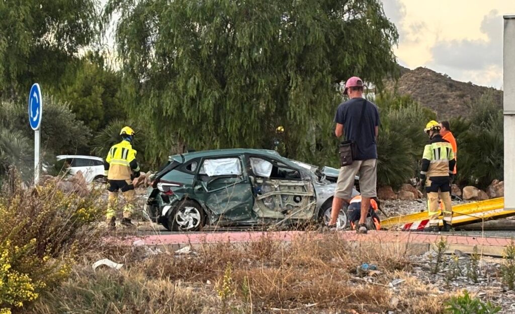 Heridos graves dos adultos y una menor tras volcar e incendiarse su coche en una rotonda de Mojácar Heridos graves dos adultos y una menor tras volcar e incendiarse su coche en una rotonda de Mojácar