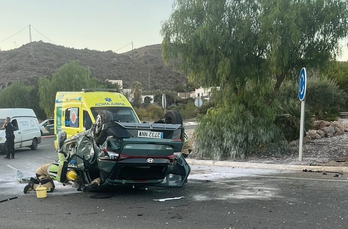 Heridos graves dos adultos y una menor tras volcar e incendiarse su coche en una rotonda de Mojácar