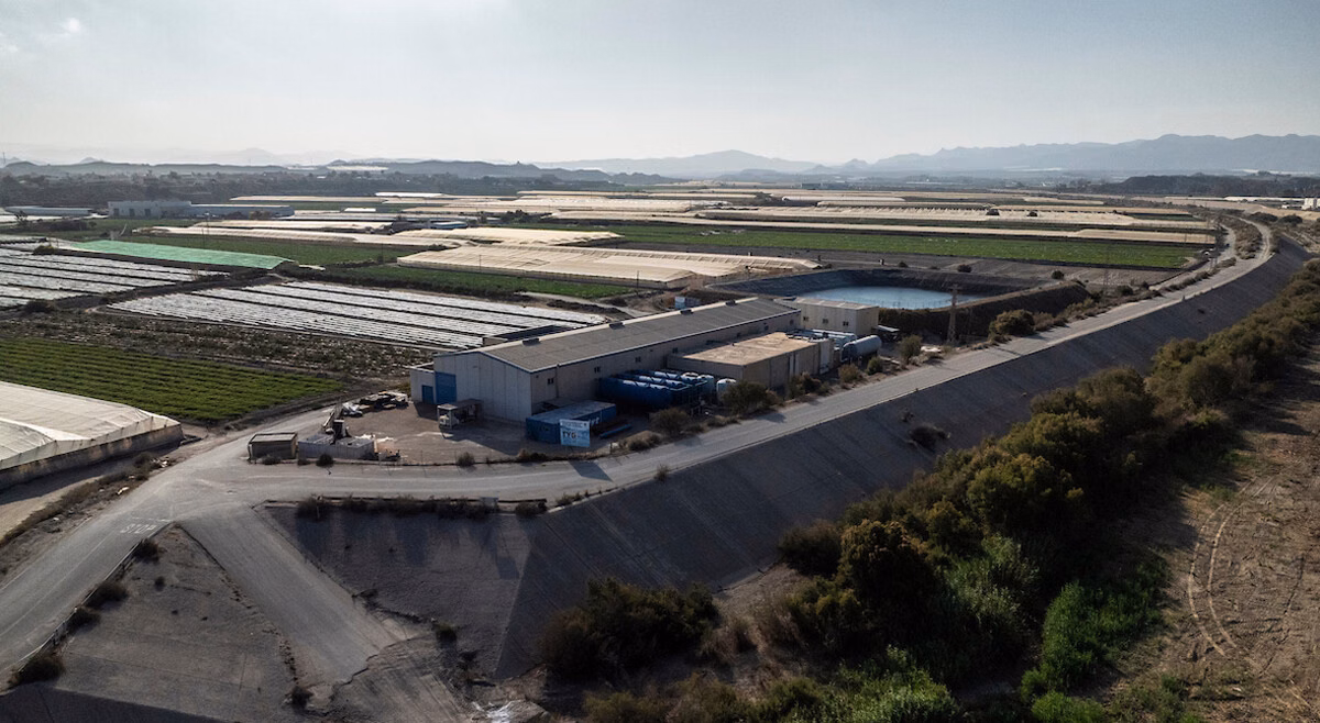 Los regantes de Cuevas llevan más de 3 años esperando un permiso de Medio Ambiente para ampliar su desalinizadora