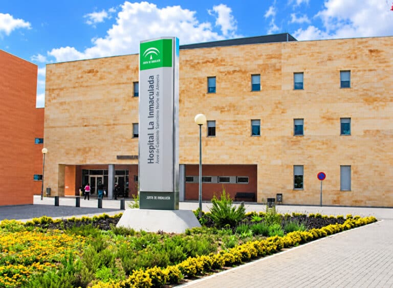 Salud se marca como prioridad reforzar el hospital La Inmaculada con más especialistas
