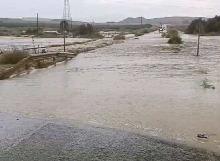 Las lluvias cortan la AL-8105 en Cuevas del Almanzora por el paso de agua en la calzada