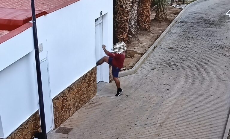 hombre que rompió a patadas la puerta de los aseos del recinto ferial de Vera