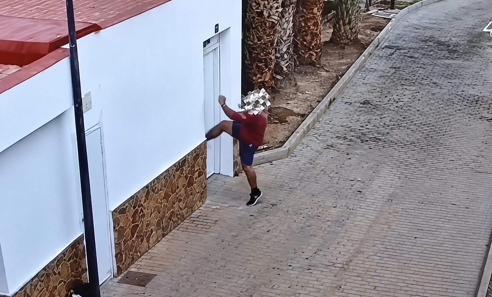 hombre que rompió a patadas la puerta de los aseos del recinto ferial de Vera